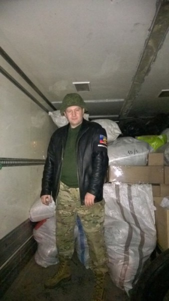 Владимир Орлов загрузил машину гуманитарной помощи